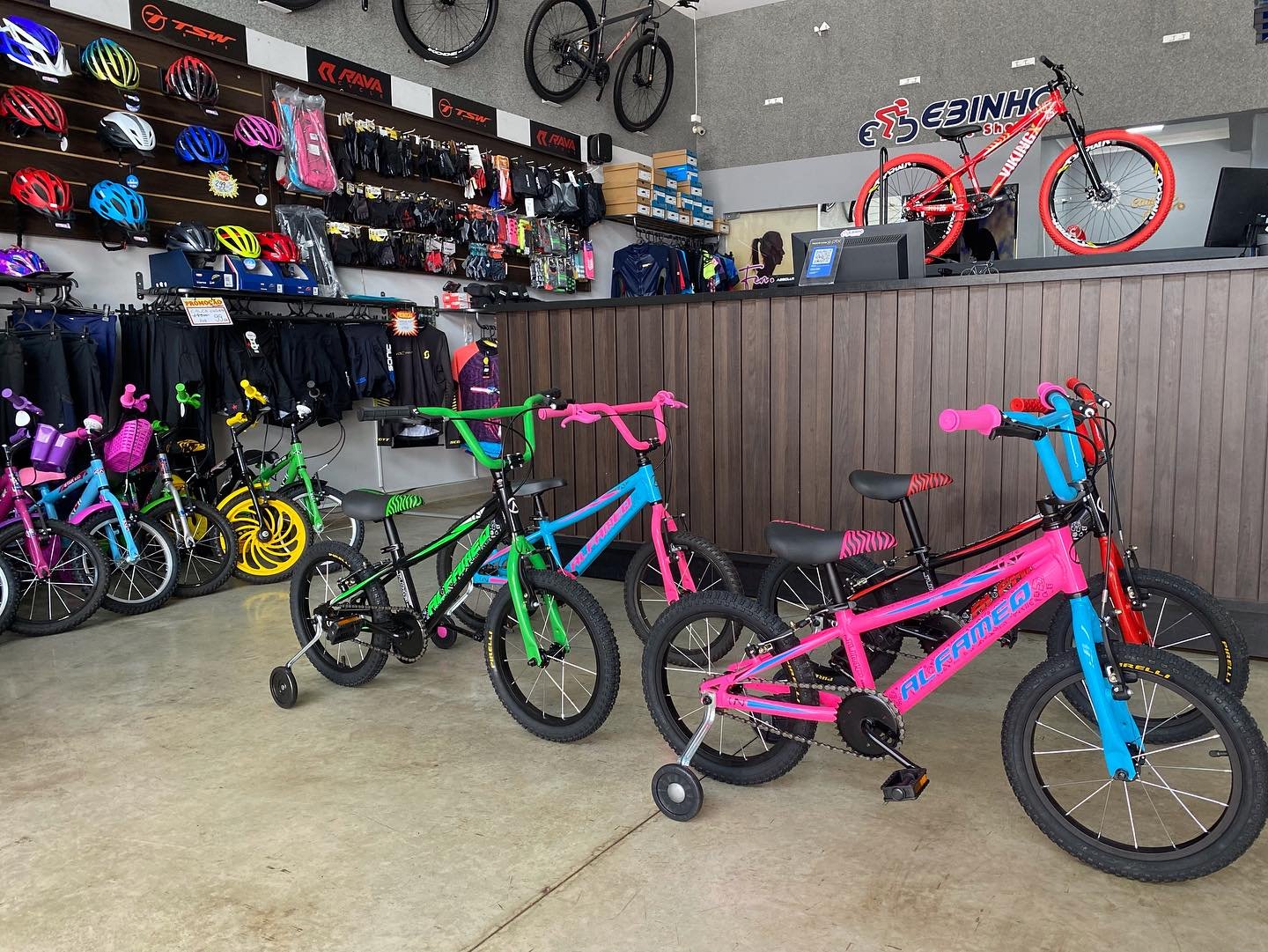 Fileira de bicicletas MTB na loja